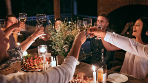Gruppe von Menschen auf einer Party – Symbolbild für Rückschläge und Ausnahmen beim Personal Training in Stuttgart