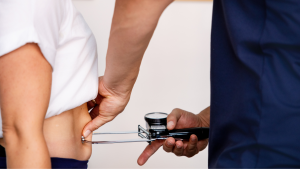 Daniel Striffler führt im Fitlab Stuttgart eine professionelle Körperfettanalyse durch.