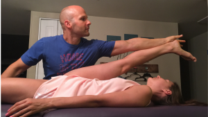 Daniel Striffler stretcht Julia Striffler während der FST-Ausbildung in Arizona 2017.