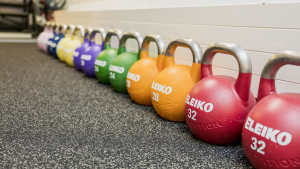 Profi-Competition-Kettlebells im Fitlab Stuttgart – gleiche Größe, unterschiedliche Gewichte.“