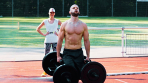 rainierter Mann beim Outdoor-Strongman-Training in Stuttgart