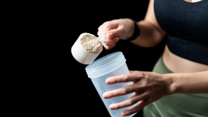 Dose Proteinpulver als Nahrungsergänzung beim Abnehmen – erklärt vom Personaltrainer Stuttgart
