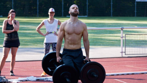 Daniel Striffler beim Farmers Walk mit 110 Kilogramm beim Outdoor Personaltraining im Fitlab Stuttgart