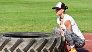 Julia Striffler flippt einen Traktorreifen als funktionelle Ganzkörperübung im Personaltraining Stuttgart