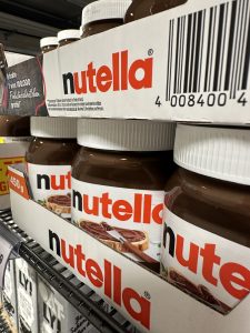 Mehrere Nutella-Gläser als Symbol für übermäßigen Zuckerkonsum bei Kindern.