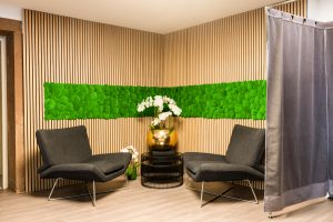 Boutique Fitnessstudio Stuttgart: Gemütliche Sitzecke mit Mooswand und Lounge Chairs im Fitlab.