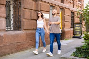Julia und Daniel Striffler verlassen das Fitlab Studio in der Heusteigstraße 37 in Stuttgart.