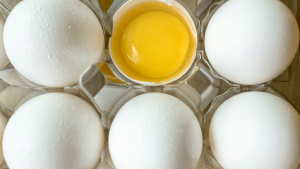 Sechs frische Eier in einer Verpackung.