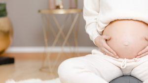 Julia vom Fitlab Stuttgart während ihrer Schwangerschaft – Magnesium als wichtiger Begleiter für Wohlbefinden.