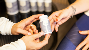 Persönliche Übergabe der Fitlab Triple MG Magnesium Dose im Studio im Heusteigviertel Stuttgart.