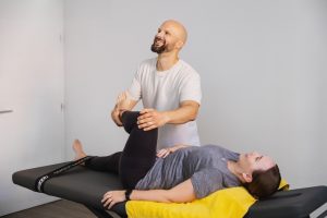 Daniel Striffler vom Fitlab Stuttgart führt bei einem Kunden ein intensives Fascial Stretch Therapy (FST) Stretching durch.