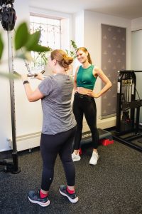 Julia vom Fitlab Stuttgart trainiert gemeinsam mit einem Kunden an der funktionellen Kraft im Heusteigviertel.