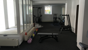 Das fertig renovierte und voll ausgestattete FITLAB Studio mit modernen Trainingsgeräten und cleanem Design.