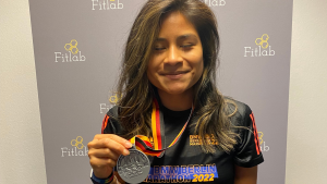 Eine strahlende FITLAB Kundin mit Medaille nach dem erfolgreichen Abschluss des Marathons 2022.