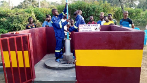 Bauarbeiten und Fertigstellung des FITLAB Hope Brunnens im Dorf Makouopnsap unter Mithilfe der lokalen Gemeinschaft.