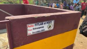 Der fertige FITLAB Hope Trinkwasserbrunnen im Dorf Makouopnsap, Kamerun, finanziert durch die FITLAB Community.