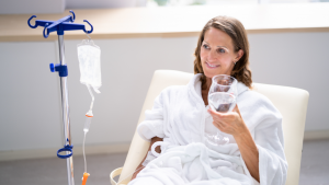 Eine Frau erhält eine Vitamin-Infusion zur Stärkung des Immunsystems im Fitlab Stuttgart bei einer Erkältung.