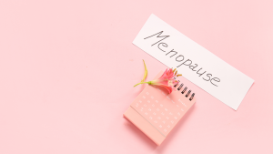 Kalender mit Aufschrift Menopause und rosa Blume – Wechseljahre Training Stuttgart
