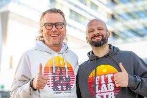 Jochen Höffliger und Daniel Striffler in Fitlab Stuttgart Special Edition Pullovern für die Kamerun Charity Aktion