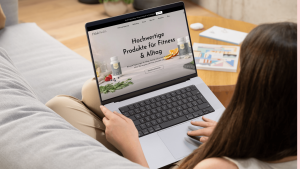 Frau entdeckt den neuen Fitlab Health Online Shop Stuttgart auf dem Laptop – Premium Supplements für Fitness und Alltag