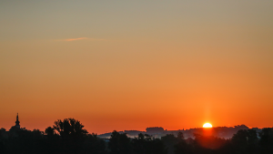 Dramatischer Sonnenaufgang über Stuttgart mit Kirchturm Silhouette – Frühaufsteher Fitlab Stuttgart