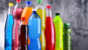 Bunte Softdrinks in Plastikflaschen – Industriezucker verlangsamt den Stoffwechsel Schilddrüse Fitlab Stuttgart