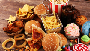 Fast Food Burger Pommes Pizza Chips Süßigkeiten – Transfette und Industriezucker verlangsamen Stoffwechsel Fitlab Stuttgart