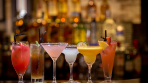 Bunte Cocktails an der Bar – Alkohol blockiert Fettverbrennung und belastet Leber Stoffwechsel Fitlab Stuttgart