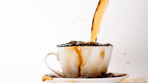 Kaffee läuft aus überfüllter Tasse – Koffein im Übermaß erhöht Cortisol und schadet dem Stoffwechsel Fitlab Stuttgart