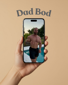 Person hält Handy mit Bild von Chris Bumstead in der Offseason – Mr. Olympia als Dad Bod Experiment Fitlab Stuttgart