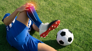 Fußballspieler hält sich schmerzhaft das Knie – Knieverletzung Innenband strukturelle Balance Fitlab Stuttgart