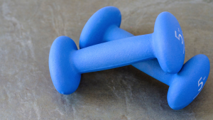 Kleine blaue Hanteln2 Kilo – überholter Mythos leichtes Gewicht viele Wiederholungen Frauen Training Fitlab Stuttgart