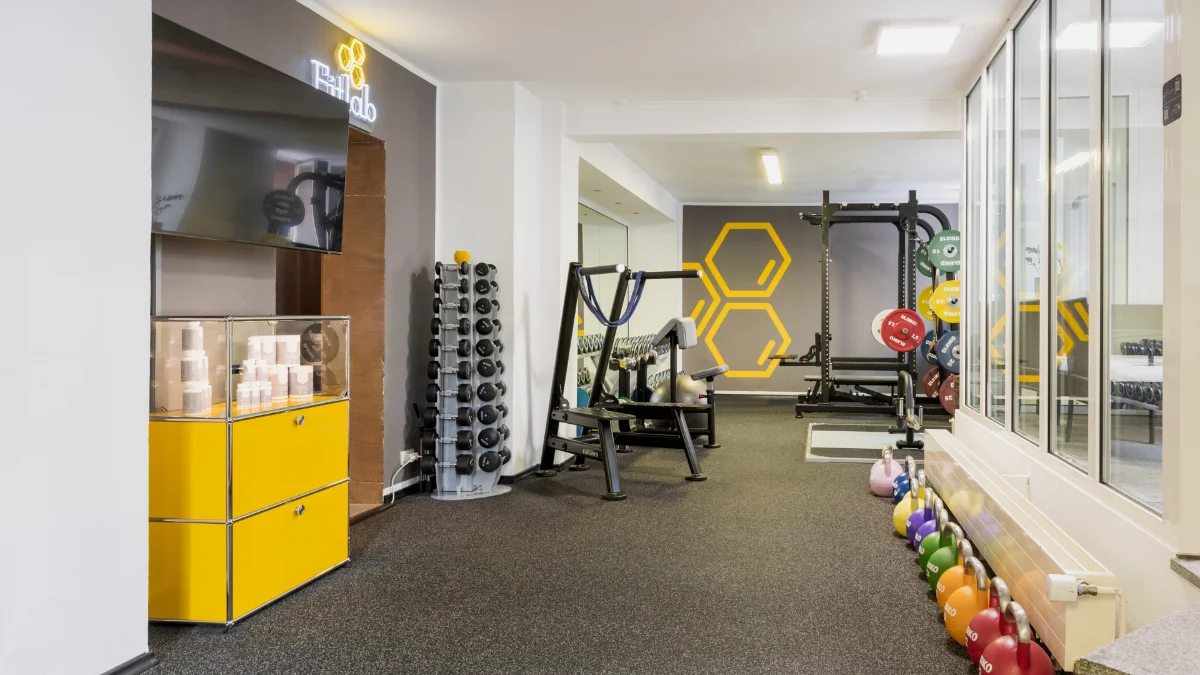 Innenansicht des Fitlab-Studios in Stuttgart mit Langhantelrack und Eleiko-Hantelscheiben