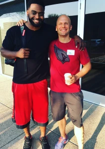 Daniel Striffler stretcht NFL-Spieler Karlos Dansby während der FST-Ausbildung – Fitlab Stuttgart & Faszientherapie Kompetenz
